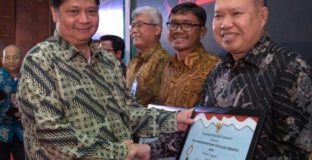 Menteri Perindustrian Bapak Airlangga Hartarto (kiri) Saat Menyerahkan Penghargaan Rintisan Teknologi Industri 2018 Kepada Direktur Utama PT. Utomodeck Metal Works, Bapak Darmawan Utomo (kanan).