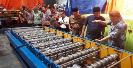 Direktur Utama PT Utomodeck Metal Works, Darmawan Utomo bersama Bupati Karanganyar, Juliyatmono, Jumat (10/8/2018). (Solopos - Sri Sumi Handayani)