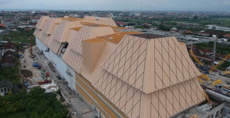 Gedung Trans Studio Mall Bali Dalam Proses Pembangunan. Atap Bangunan Ini Menggunakan Produk Dari PT. Utomodeck Metal Works. Sumber : Dokumentasi Proyek PT. Utomodeck Metal Works.