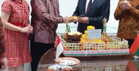 Konsul Kehormatan Belarus di Surabaya Darmawan Utomo didampingi Ibu Lindawati Utomo menyerahkan nasi tumpeng kepada Dubes Belarus HE. Valery Kolsenik, yang turut disaksikan oleh kakak Darmawan Utomo